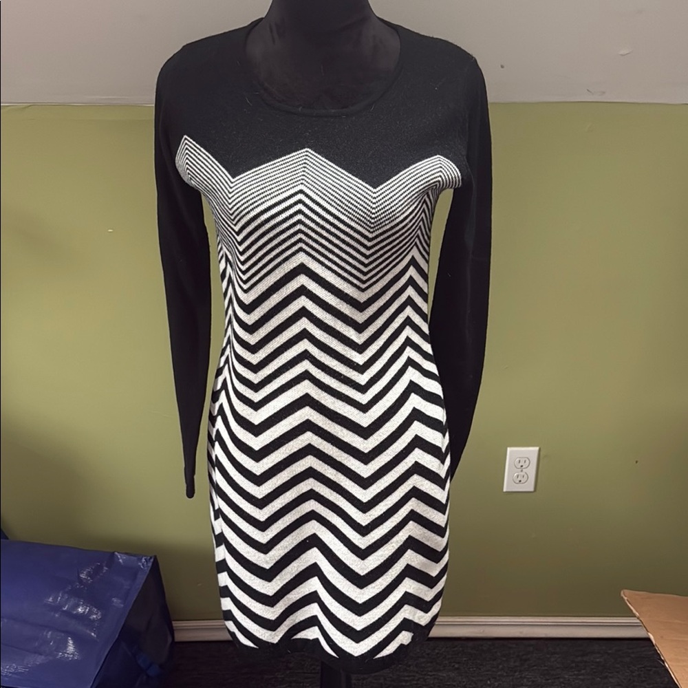 Maggy London Black and White Sheath Dress Sweetheart Neckline